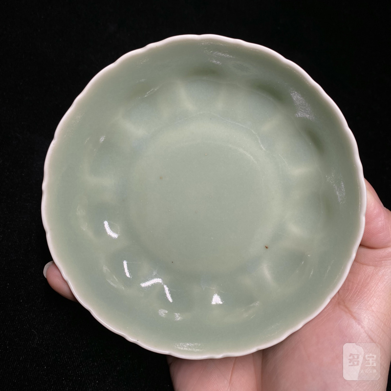 清乾隆 青釉模印莲瓣纹花口小盘一对 - 图5